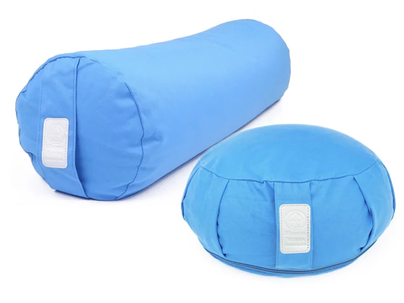 Yoga Set Azur mit rundem hellblauem Yogakissen und Yogabolster auf weissem Hintergrund