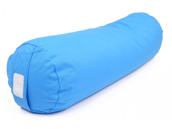 Bolster yoga Azur in vista laterale obliqua con fodera azzurro chiaro e estremità visibile