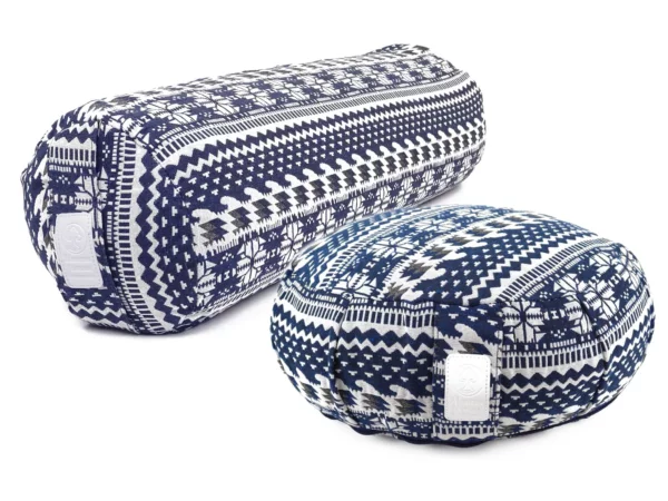 Blue Moon Yoga Set mit rundem Yogakissen und Bolster in blau-weissem Muster auf weissem Hintergrund