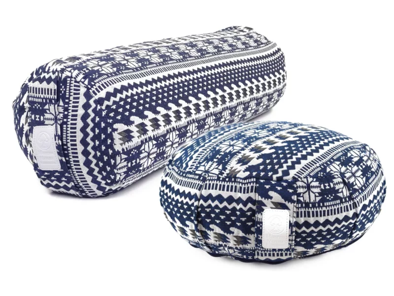 Blue Moon Yoga Set mit rundem Yogakissen und Bolster in blau-weissem Muster auf weissem Hintergrund