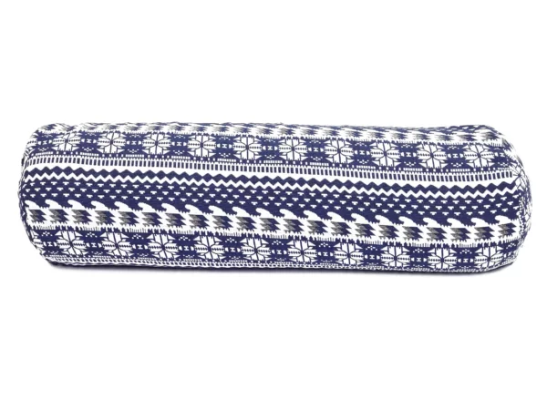 Yogabolster Blue Moon in breiter Seitenansicht mit blau-weissem geometrischem Muster