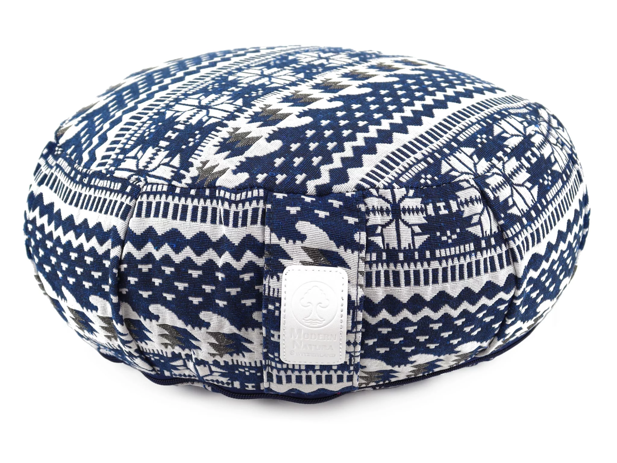Cuscino yoga Blue Moon in vista laterale con motivo blu-bianco e etichetta del marchio cucita