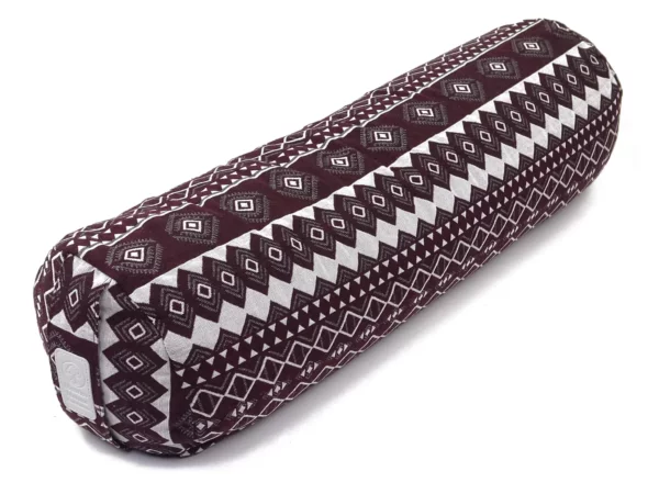 Yogabolster Egypt als runde dunkelrote Yoga Rolle mit weissem geometrischem Muster