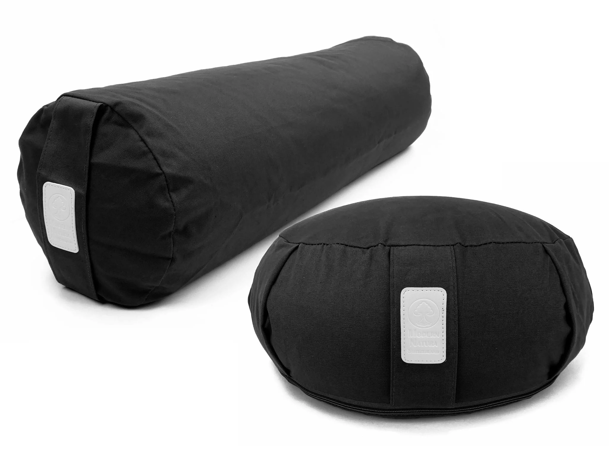 Set de yoga Minuit avec coussin de yoga rond noir et bolster de yoga sur fond blanc