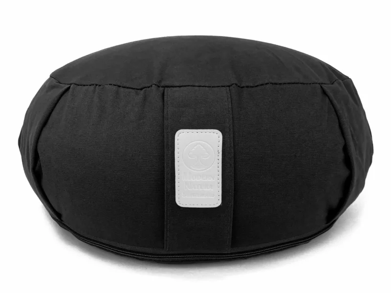 Yogakissen Mitternacht in Schwarz mit rundem Bezug, Logo-Aufnäher und Reissverschluss am Boden