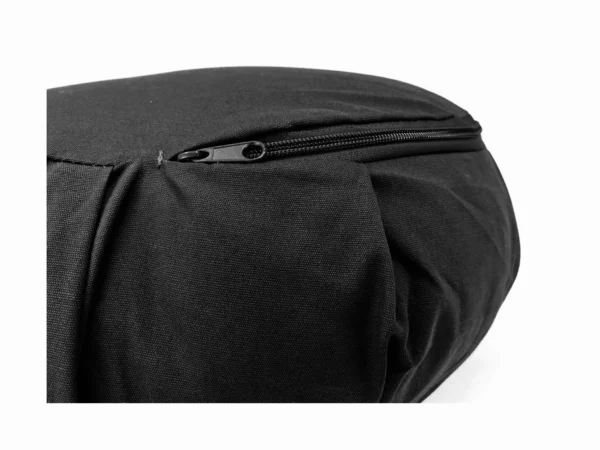 Yogakissen Mitternacht in Schwarz mit Detailansicht des seitlichen Reissverschlusses am Bezug