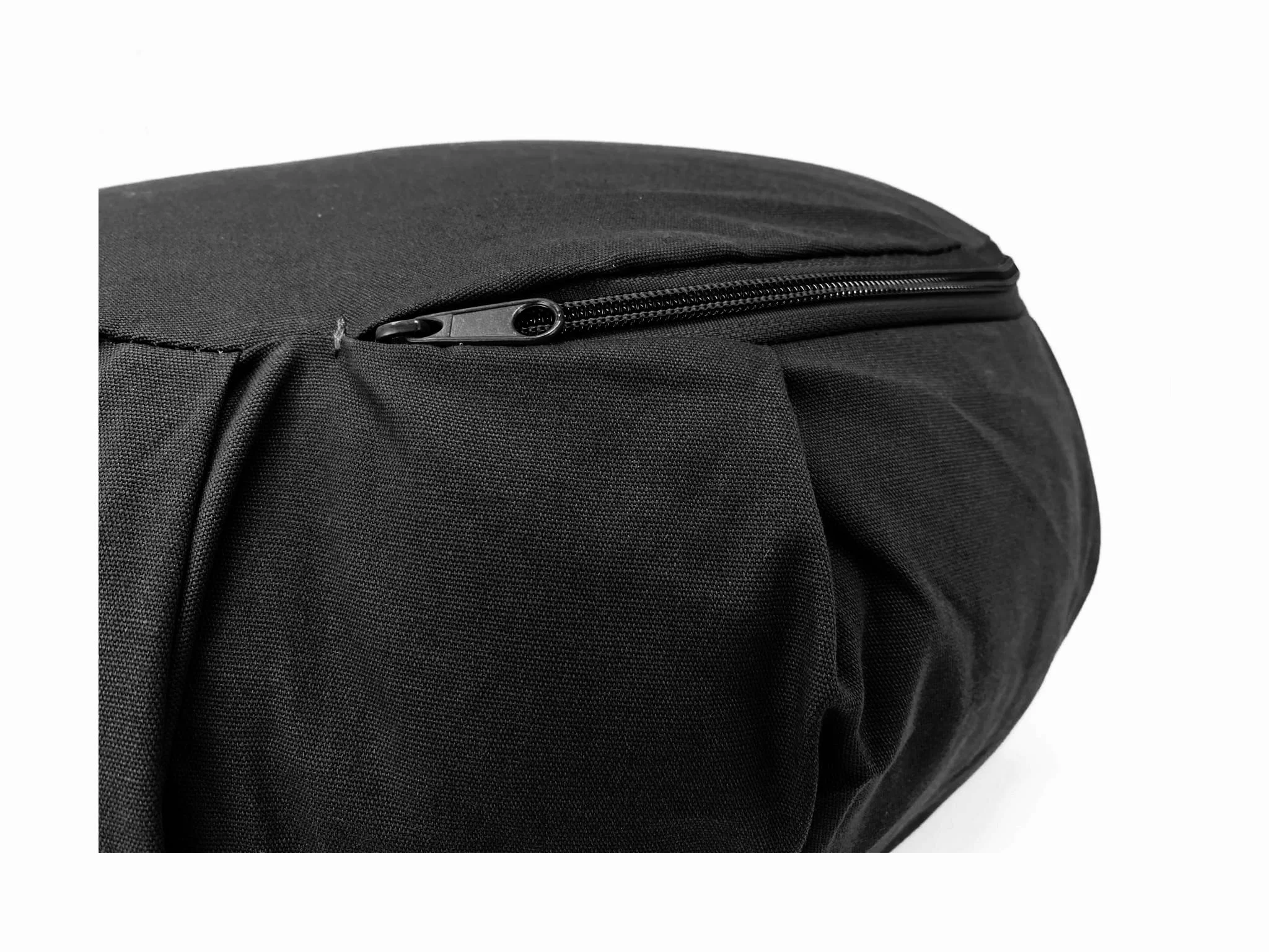 Yogakissen Mitternacht in Schwarz mit Detailansicht des seitlichen Reissverschlusses am Bezug