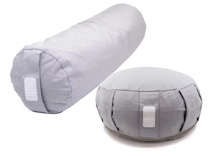 Yoga Set Mouse mit hellgrauem Yogabolster und rundem Yogakissen auf weissem Hintergrund
