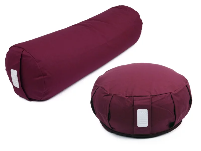Yoga Set Vino mit rundem Yogabolster und Yogakissen in Weinrot auf weissem Hintergrund