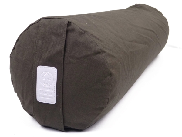 Bolster yoga Vulcano in grigio scuro in primo piano con passante per il trasporto ed etichetta del marchio chiara