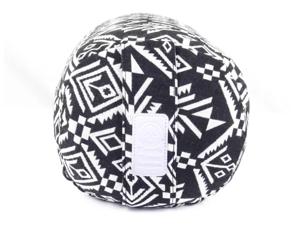 Yogabolster Zebra als Detailansicht der runden Endseite mit angenähtem Label