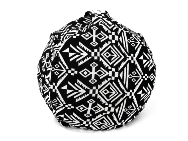 Cuscino yoga Zebra rotondo in vista dall'alto con motivo geometrico bianco e nero della fodera