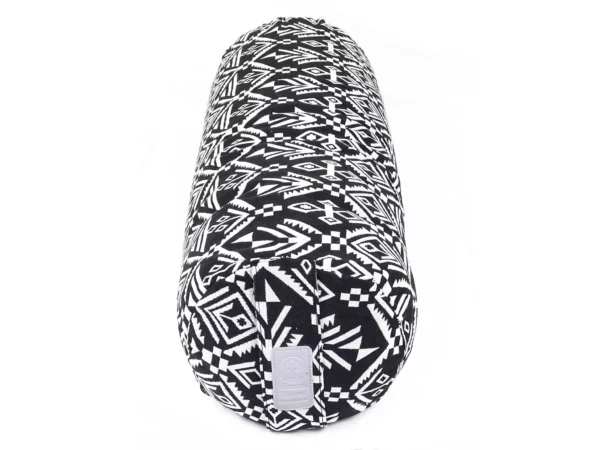 Yogabolster Zebra mit schwarz-weissem Muster und Markenlabel an der Stirnseite