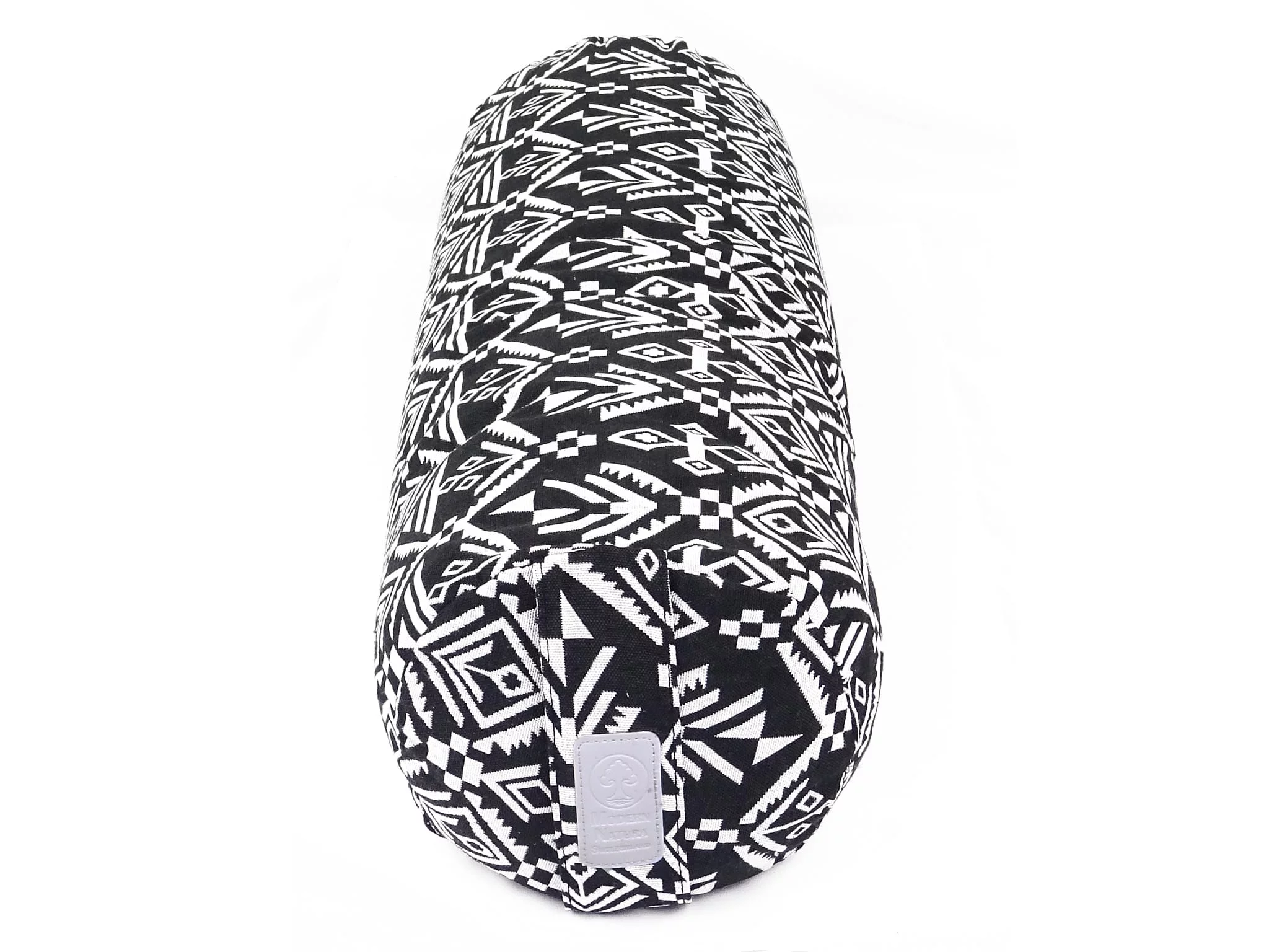 Yogabolster Zebra mit schwarz-weissem Muster und Markenlabel an der Stirnseite