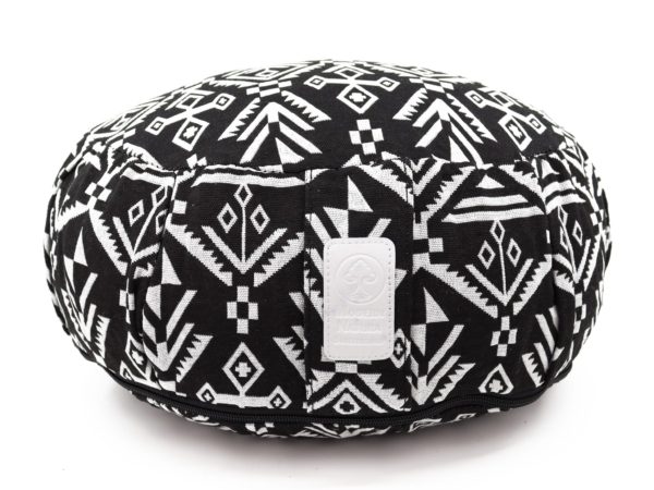Cuscino yoga Zebra rotondo con motivo bianco e nero, cerniera ed etichetta del marchio