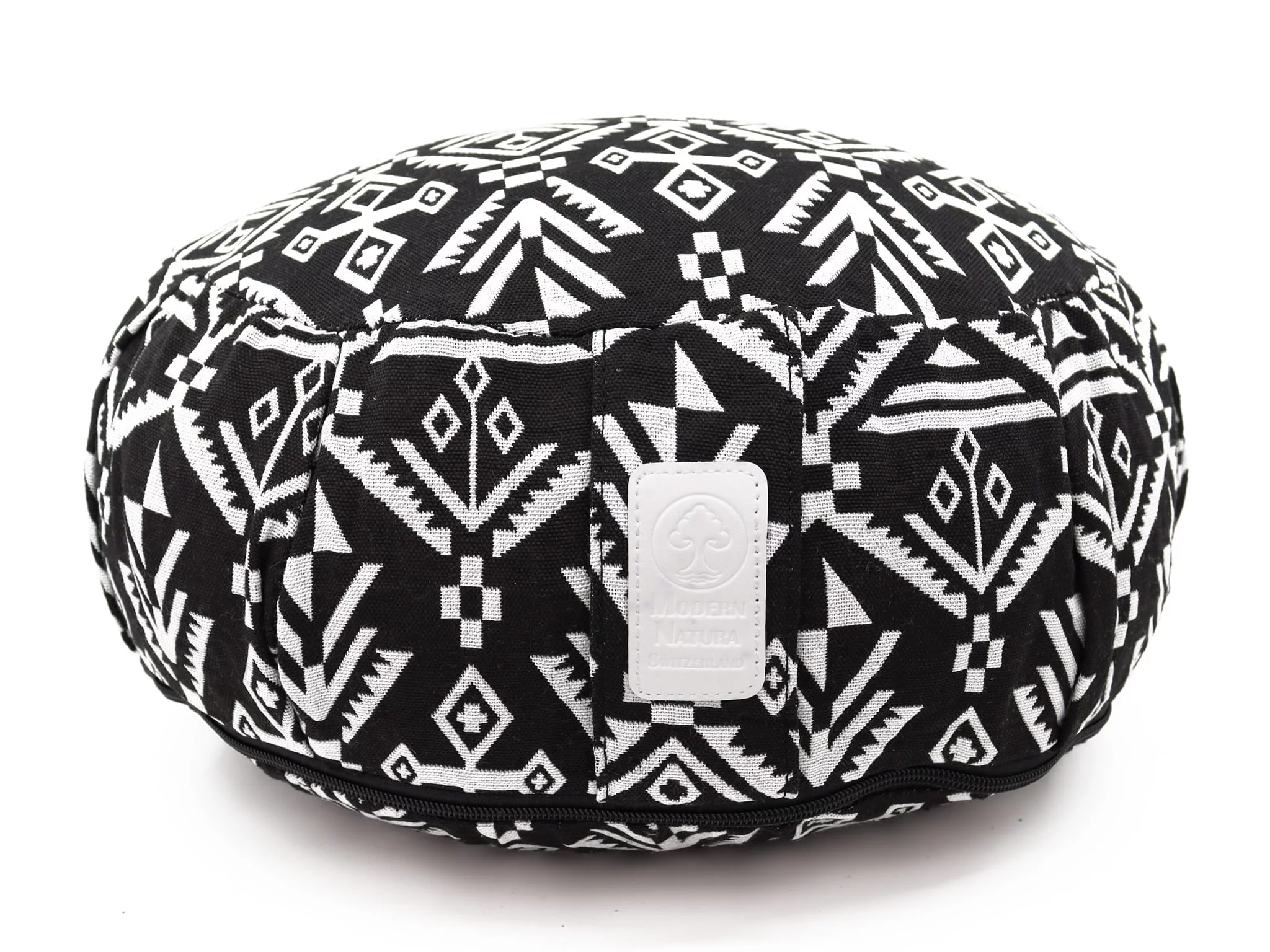 Cuscino yoga Zebra rotondo con motivo bianco e nero, cerniera ed etichetta del marchio