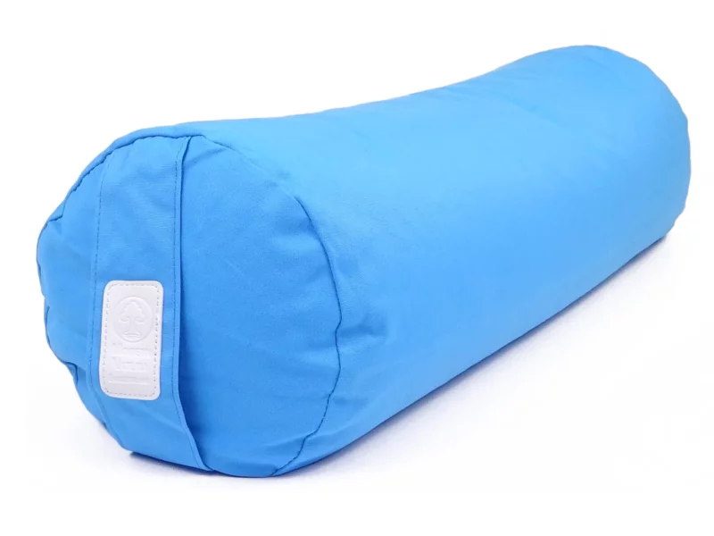 Bolster de yoga Azur : rouleau de yoga rond bleu clair avec étiquette de marque latérale sur fond blanc