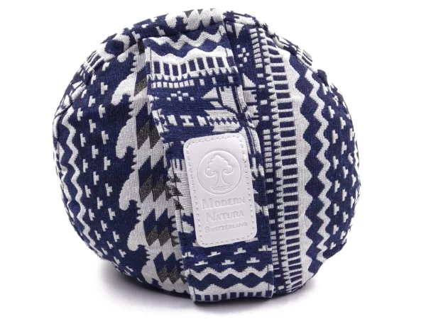 Yogabolster Blue Moon mit sichtbarer Endseite, Trageschlaufe und Modern Natura Label