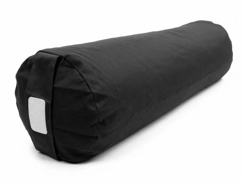Bolster de yoga Minuit comme rouleau de yoga rond noir avec sangle de transport sur fond blanc