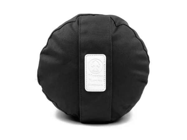 Yogabolster Mitternacht mit rundem schwarzen Ende und heller Modern Natura Logo-Applikation