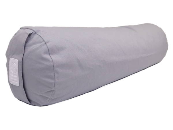 Bolster de yoga Mouse en gris clair avec vue détaillée de la sangle de transport et de l’écusson