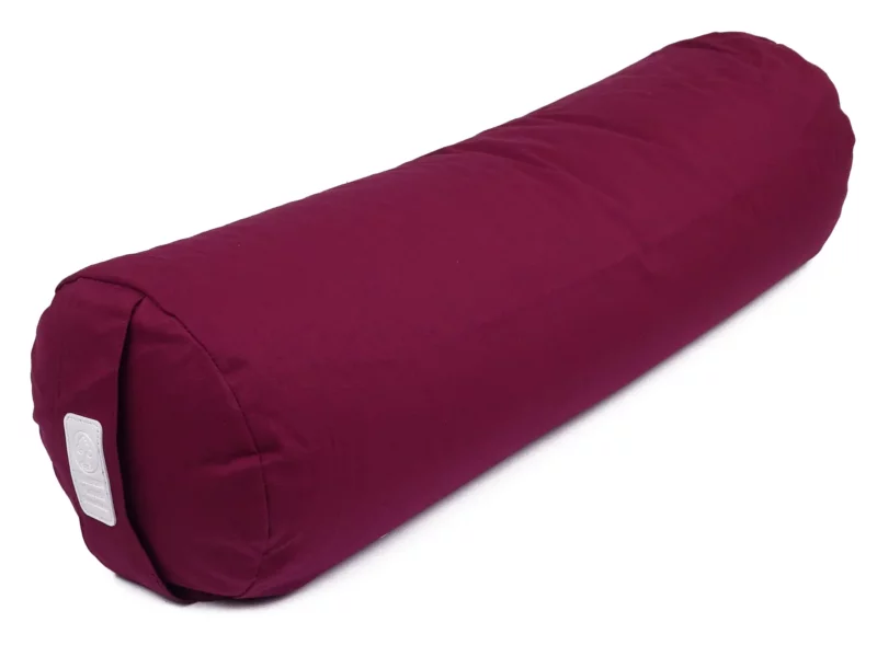 Bolster de yoga Vino en rouge bordeaux comme rouleau de yoga rond avec boucle de transport sur fond blanc