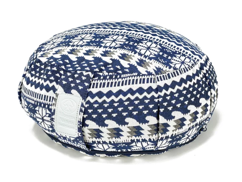 Blue Moon Yogakissen rund mit blau-weiss gemustertem Bezug und Markenlabel auf weissem Hintergrund