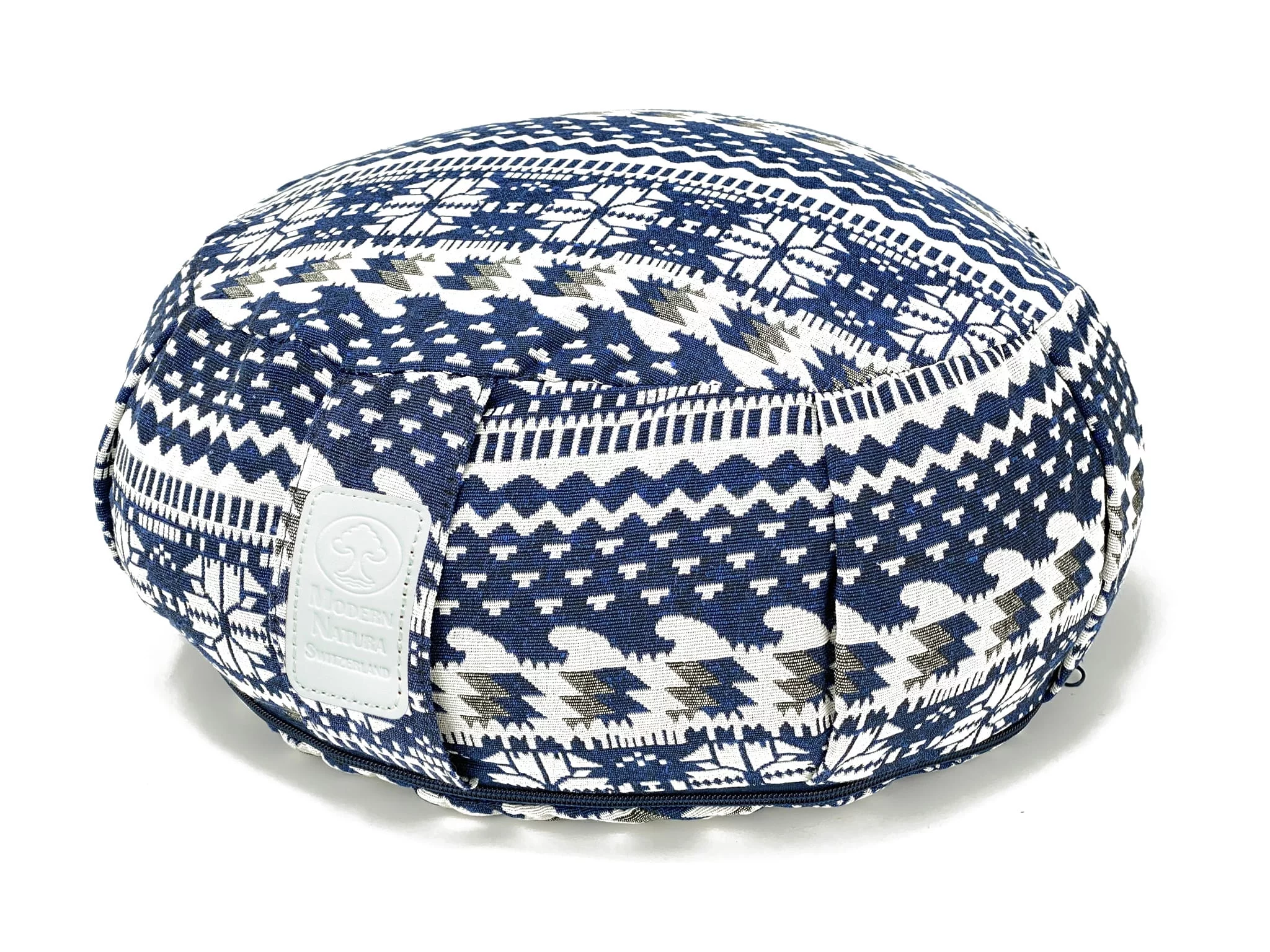 Cuscino yoga Blue Moon rotondo con fodera a motivi blu-bianchi e etichetta del marchio su sfondo bianco