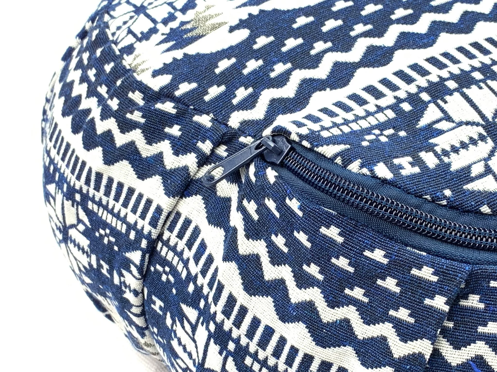 Cuscino yoga Blue Moon vista dettagliata della fodera strutturata blu-bianca con cerniera