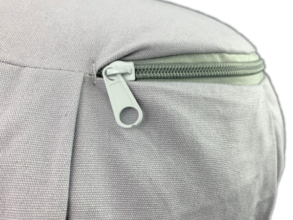 Mouse yoga cushion in light gray as close-up of the zipper on the textile cover