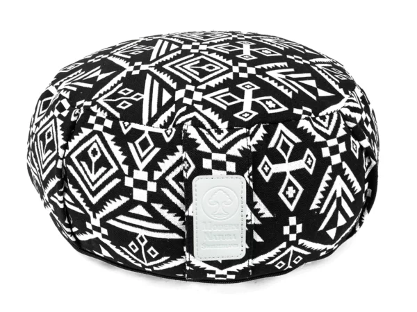 Cuscino da yoga Zebra rotondo con motivo geometrico bianco e nero e logo del marchio in vista frontale
