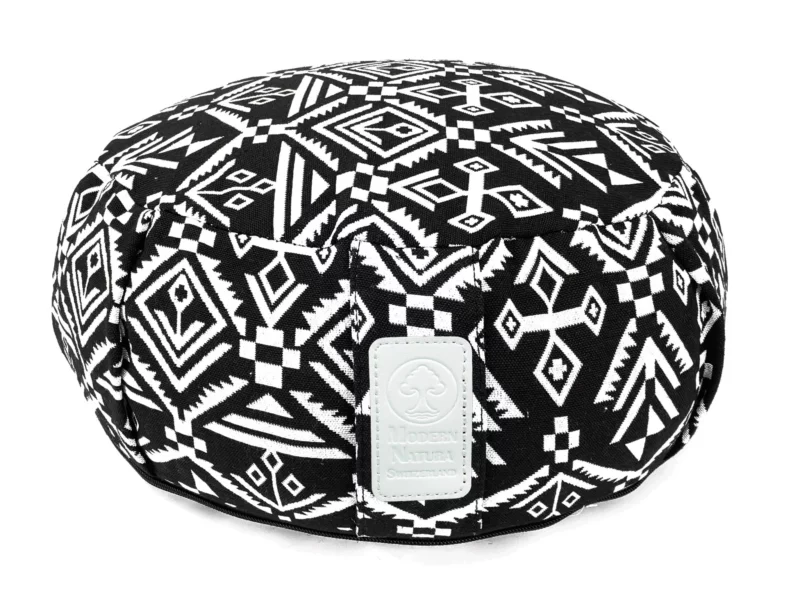 Yogakissen Zebra rund mit schwarz-weissem geometrischem Muster und Markenlabel in Frontansicht