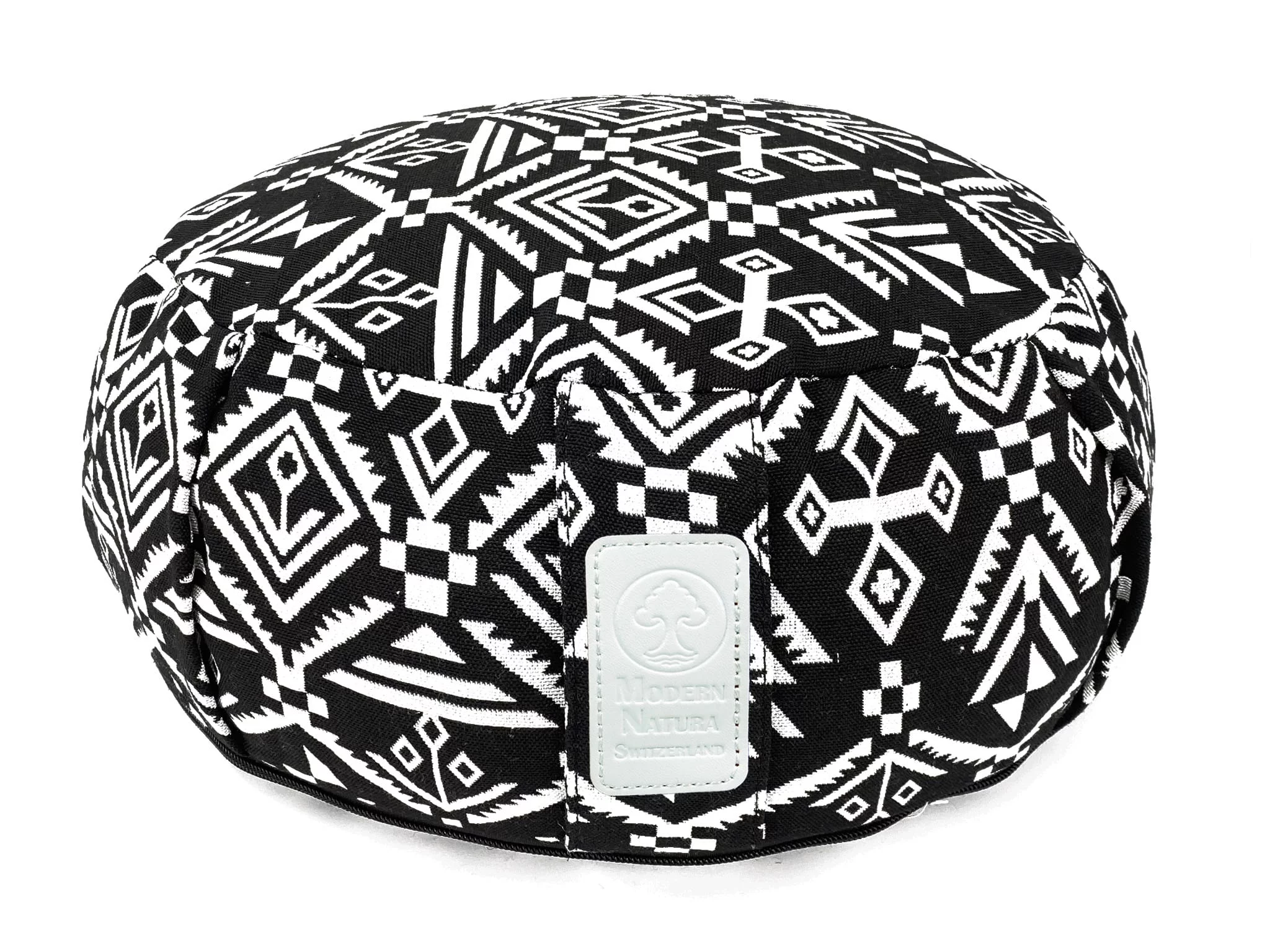 Cuscino da yoga Zebra rotondo con motivo geometrico bianco e nero e logo del marchio in vista frontale