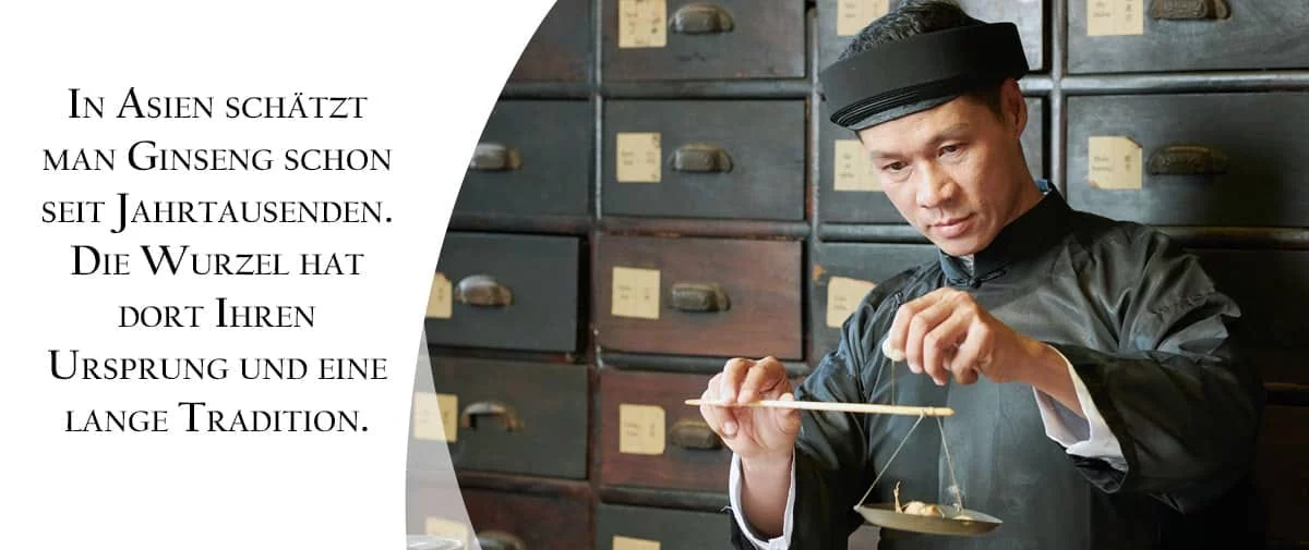 Mann mit einer Handwaage vor einem Schubladenschrank. Der Bildtext beschreibt den Ursprung und die jahrtausendelange Tradition von Ginseng in Asien.