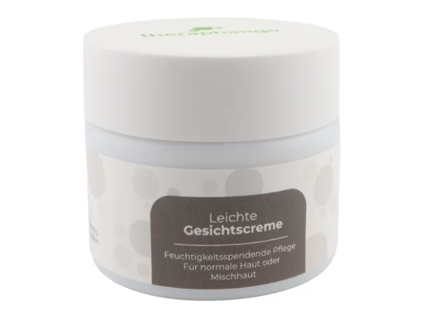 Leichte Gesichtscreme mit natürlicher Heilerde im weissen Tiegel in Nahansicht